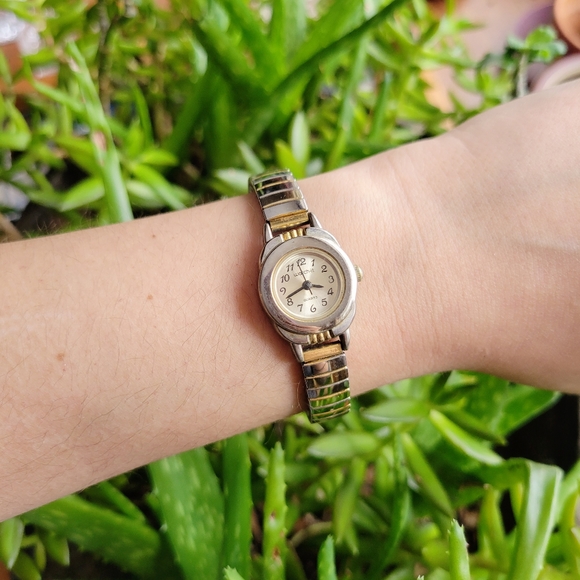 Vintage Watch It Quartz Dainty Stetch Watch - Picture 2 of 6